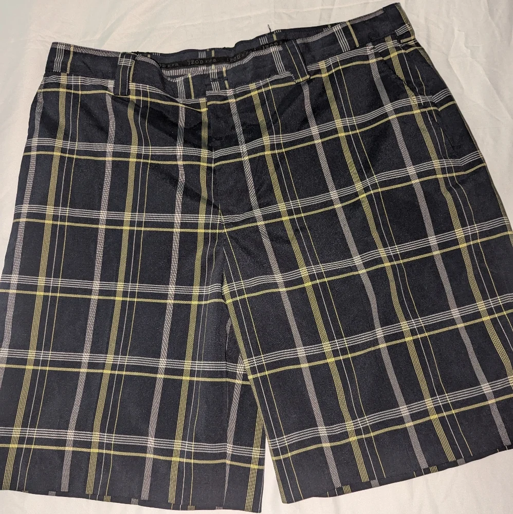 Izod Men's Size 38 Waist 100% Polyester Blue Plaid Shorts‎